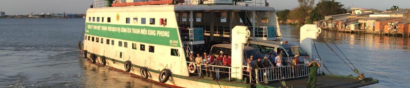 Hình ảnh người dân đang chờ hoặc lên xuống xe buýt tại bến xe Nhơn Trạch, thể hiện hoạt động thường ngày
